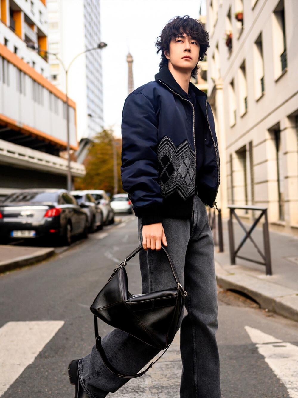 LOEWE罗意威：
闲适午后。LOEWE罗意威全球品牌代言人@UNIQ-王一博 于巴黎街头，演绎2026早春系列及全新羽量级Puzzle手袋。
#罗意威2026早春系列#
#罗意威puzzle# ​​​​