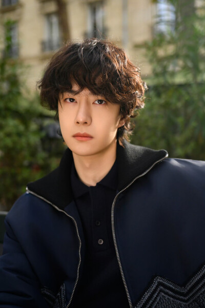 #王一博[超话]# · #YIBO MOMENT#
走进秋天，将街角的碎片拼凑成闲适的日常。@UNIQ-王一博 ​​​