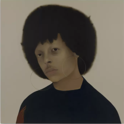 莎拉·鲍尔（Sarah Ball）英国当代艺术家，她的作品专注于肖像题材，通过对匿名者或历史档案中人物的细腻刻画，探讨身份、差异与公众窥视欲的复杂关系，为具象绘画的当代样态注入了冷静而独特的思考。