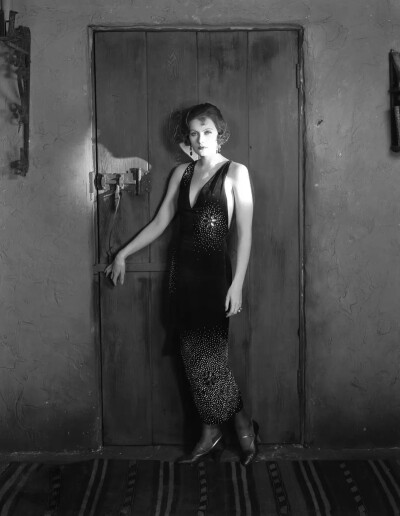 1926年，葛丽泰·嘉宝在电影《妖妇》幕后剧照