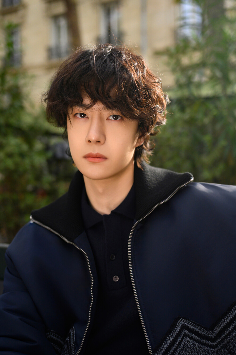 YIBO-OFFICIAL：
#YIBO MOMENT# 
走进秋天，将街角的碎片拼凑成闲适的日常。@UNIQ-王一博 ​​​