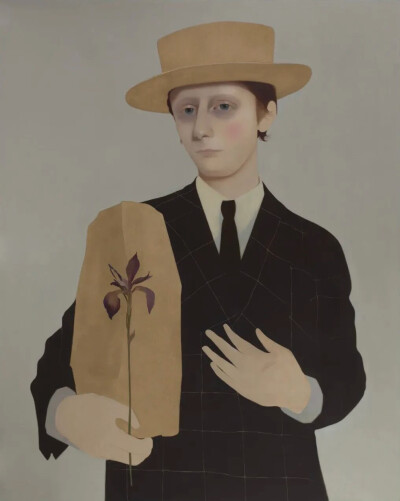 莎拉·鲍尔（Sarah Ball）英国当代艺术家，她的作品专注于肖像题材，通过对匿名者或历史档案中人物的细腻刻画，探讨身份、差异与公众窥视欲的复杂关系，为具象绘画的当代样态注入了冷静而独特的思考。