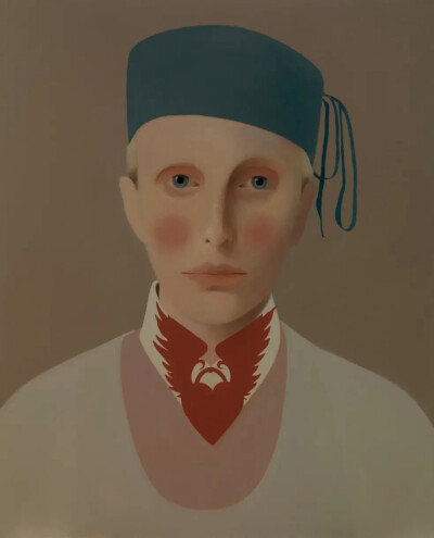 莎拉·鲍尔（Sarah Ball）英国当代艺术家，她的作品专注于肖像题材，通过对匿名者或历史档案中人物的细腻刻画，探讨身份、差异与公众窥视欲的复杂关系，为具象绘画的当代样态注入了冷静而独特的思考。