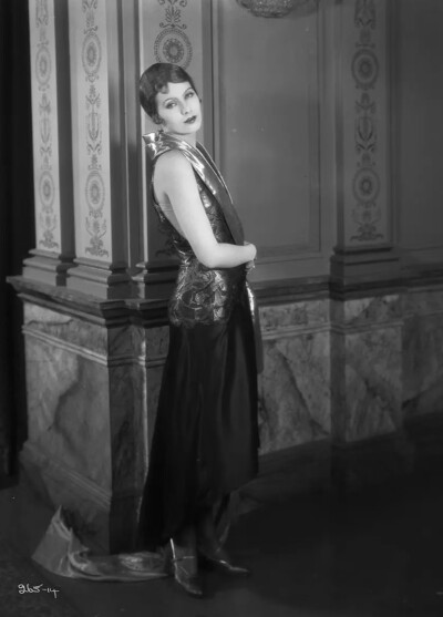 1926年，葛丽泰·嘉宝在电影《妖妇》幕后剧照