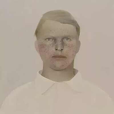 莎拉·鲍尔（Sarah Ball）英国当代艺术家，她的作品专注于肖像题材，通过对匿名者或历史档案中人物的细腻刻画，探讨身份、差异与公众窥视欲的复杂关系，为具象绘画的当代样态注入了冷静而独特的思考。