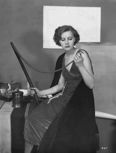 1926年，葛丽泰·嘉宝在电影《妖妇》幕后剧照