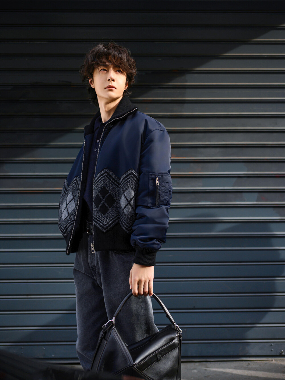 LOEWE罗意威：
闲适午后。LOEWE罗意威全球品牌代言人@UNIQ-王一博 于巴黎街头，演绎2026早春系列及全新羽量级Puzzle手袋。
#罗意威2026早春系列#
#罗意威puzzle# ​​​​