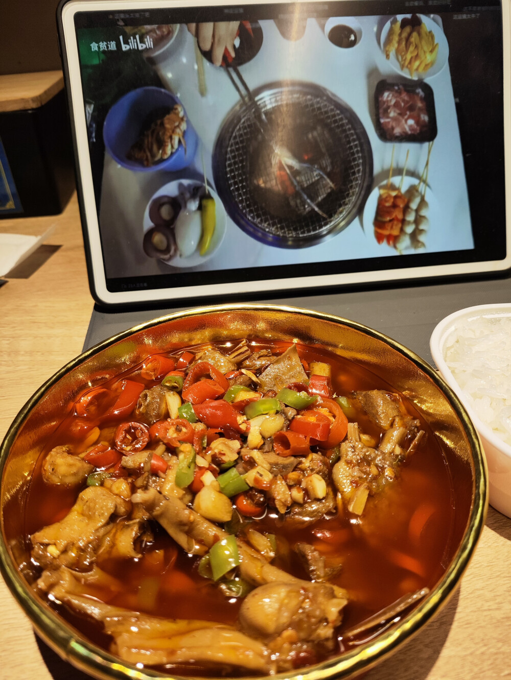 短暂的宁波之旅，太幸福了，散步回来去夜市买份小吃，回酒店边吃边看剧。感觉除了上海之外，其他地方都是是物美价廉呢。而且上海是个没有烟火气的城市，从这点来讲，真的不想回上海。临走前去买了馅饼，脆脆香香的，好好吃。
10.21