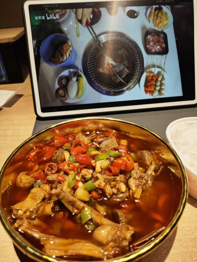 短暂的宁波之旅，太幸福了，散步回来去夜市买份小吃，回酒店边吃边看剧。感觉除了上海之外，其他地方都是是物美价廉呢。而且上海是个没有烟火气的城市，从这点来讲，真的不想回上海。临走前去买了馅饼，脆脆香香的，…