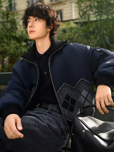 闲适午后。LOEWE罗意威全球品牌代言人@UNIQ-王一博 于巴黎街头，演绎2026早春系列及全新羽量级Puzzle手袋。
#罗意威2026早春系列#
#罗意威puzzle# ​​​​