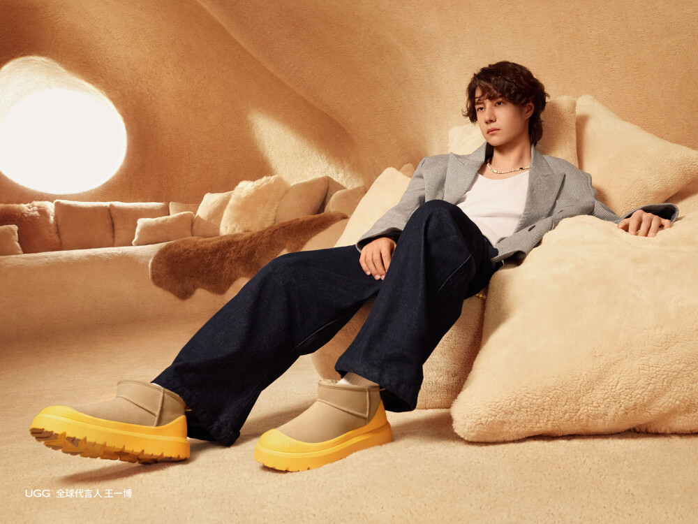 UGG官方微博：
自在，始于自我接纳的从容自洽。我们并不执着于打破界限，而是相信勇于尝试，不为自己设限，边界就会在前行中慢慢打开。
欢迎@UNIQ-王一博 以#UGG全球代言人王一博# 身份回归！和我们一起，带着真实的自己，感受当下，从容出发。这感觉，很UGG！
#FeelsLikeUGG# #UGG茸系青年# #UGGMEN# ​​​