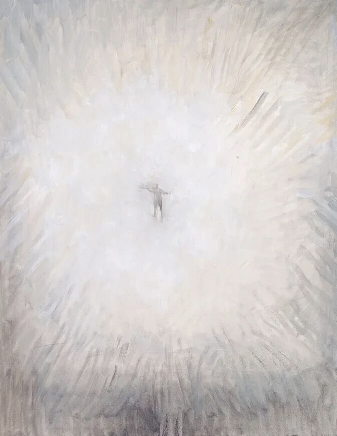 琳达·科恩（Linda Kohen）的创作像一场“私密对话”。这位艺术家尝试将家居空间转化为思绪的场域，在窗棂、桌椅、窗帘这些日常之物中捕捉存在的微光。她的创作不是客体再现，而是与空间能量的互换。科恩的艺术理念超越了表象写实，她笔下的室内景观是“心理拓扑学”的映射。那些颤动的轮廓线、半透明的色彩层叠，揭示出记忆如何不断重塑我们对空间的感知。她的创作方式极具启发性：面对同一扇窗反复描绘，在重复中探寻差异，如同蒙德里安将自然简化为韵律的方式。画布上保留着反复修改的痕迹，模糊边界暗示着过程的不确定性。颜料薄涂与厚堆交替运用，创造出时光流逝的视觉意味。这种“未完成感”恰似对时间流动性的诚实告白。在当代艺术追逐观念的喧嚣中，科恩守护着绘画最本真的力量：让日常空间成为通向精神世界的入口。