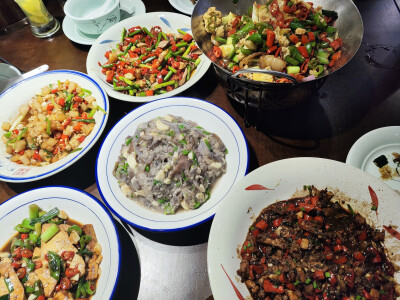 和哥哥一家聚餐。改良版的江西小炒看起来很辣，其实除了莲花血鸭之外都不太辣。我最爱的血鸭！打破我不吃鸭血的传统。后面结账时老板得知我们是老乡，说早知道就给你们按家乡的辣度来放了(=^▽^=)
10.25