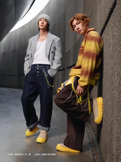 UGG官方微博：
#UGG全球代言人王一博# @UNIQ-王一博 与#UGG品牌大使苏翊鸣# @苏翊鸣 共同演绎UGG彩壳雪地靴系列。经典UGG鞋型踩上独特彩壳大黄底，还有蓝、白等多色可选，随性搭配日常穿搭。
这感觉，很UGG！
#Feels…