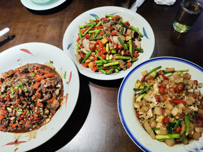 和哥哥一家聚餐。改良版的江西小炒看起来很辣，其实除了莲花血鸭之外都不太辣。我最爱的血鸭！打破我不吃鸭血的传统。后面结账时老板得知我们是老乡，说早知道就给你们按家乡的辣度来放了(=^▽^=)
10.25