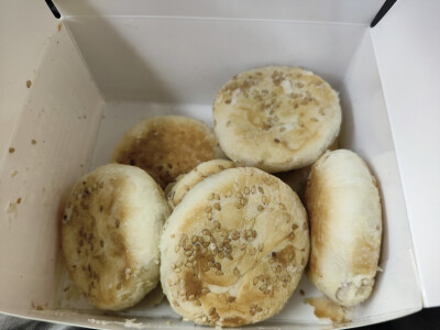 短暂的宁波之旅，太幸福了，散步回来去夜市买份小吃，回酒店边吃边看剧。感觉除了上海之外，其他地方都是是物美价廉呢。而且上海是个没有烟火气的城市，从这点来讲，真的不想回上海。临走前去买了馅饼，脆脆香香的，…