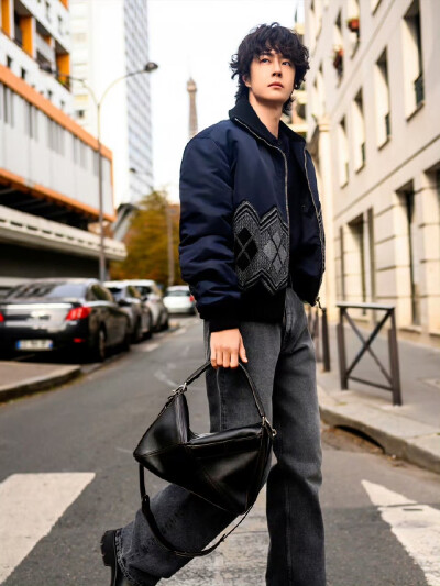 闲适午后。LOEWE罗意威全球品牌代言人@UNIQ-王一博 于巴黎街头，演绎2026早春系列及全新羽量级Puzzle手袋。
#罗意威2026早春系列#
#罗意威puzzle# ​​​​
