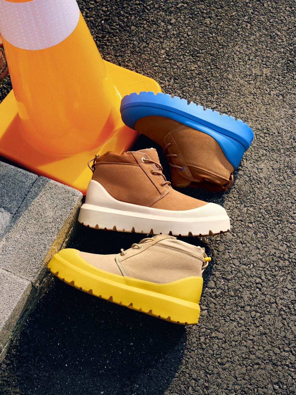 UGG官方微博：
#UGG全球代言人王一博# @UNIQ-王一博 与#UGG品牌大使苏翊鸣# @苏翊鸣 共同演绎UGG彩壳雪地靴系列。经典UGG鞋型踩上独特彩壳大黄底，还有蓝、白等多色可选，随性搭配日常穿搭。
这感觉，很UGG！
#FeelsLikeUGG# #UGG茸系青年#
#UGGMEN# #王一博苏翊鸣很UGG# ​​​