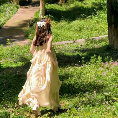 阳光明媚女头：让风成风，让树成为树