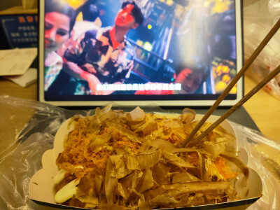 短暂的宁波之旅，太幸福了，散步回来去夜市买份小吃，回酒店边吃边看剧。感觉除了上海之外，其他地方都是是物美价廉呢。而且上海是个没有烟火气的城市，从这点来讲，真的不想回上海。临走前去买了馅饼，脆脆香香的，…