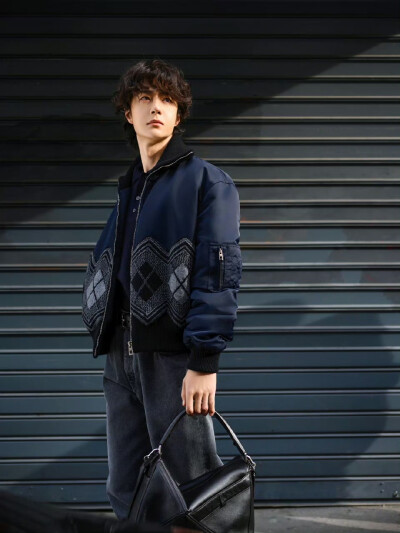 闲适午后。LOEWE罗意威全球品牌代言人@UNIQ-王一博 于巴黎街头，演绎2026早春系列及全新羽量级Puzzle手袋。
#罗意威2026早春系列#
#罗意威puzzle# ​​​​