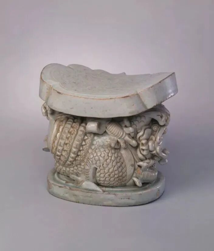 宋代 景德镇窑青白釉狮形枕
北京故宫博物院藏
