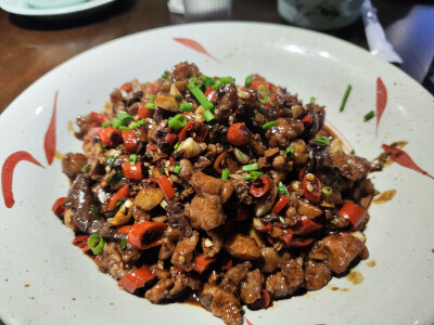 和哥哥一家聚餐。改良版的江西小炒看起来很辣，其实除了莲花血鸭之外都不太辣。我最爱的血鸭！打破我不吃鸭血的传统。后面结账时老板得知我们是老乡，说早知道就给你们按家乡的辣度来放了(=^▽^=)
10.25