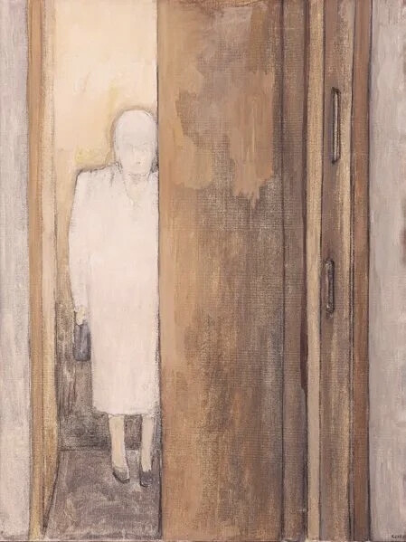 琳达·科恩（Linda Kohen）的创作像一场“私密对话”。这位艺术家尝试将家居空间转化为思绪的场域，在窗棂、桌椅、窗帘这些日常之物中捕捉存在的微光。她的创作不是客体再现，而是与空间能量的互换。科恩的艺术理念超越了表象写实，她笔下的室内景观是“心理拓扑学”的映射。那些颤动的轮廓线、半透明的色彩层叠，揭示出记忆如何不断重塑我们对空间的感知。她的创作方式极具启发性：面对同一扇窗反复描绘，在重复中探寻差异，如同蒙德里安将自然简化为韵律的方式。画布上保留着反复修改的痕迹，模糊边界暗示着过程的不确定性。颜料薄涂与厚堆交替运用，创造出时光流逝的视觉意味。这种“未完成感”恰似对时间流动性的诚实告白。在当代艺术追逐观念的喧嚣中，科恩守护着绘画最本真的力量：让日常空间成为通向精神世界的入口。