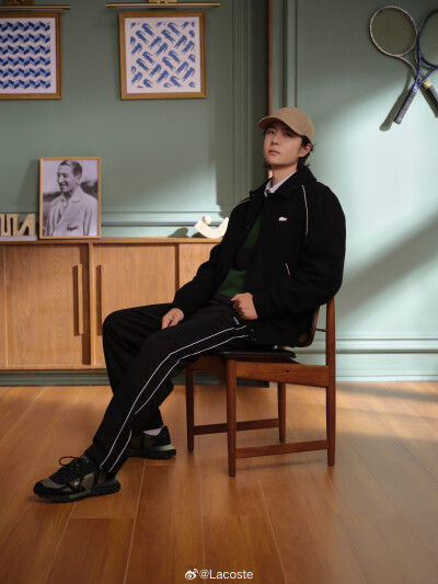 Lacoste：
#鳄鱼频道#
又酷又有型
 @UNIQ-王一博 的个性冬日频率，黑色与线条构筑锋芒，优雅与力量并存，自成造型。
#LACOSTE2025秋冬系列# #LACOSTE品牌全球代言人王一博# ​​​