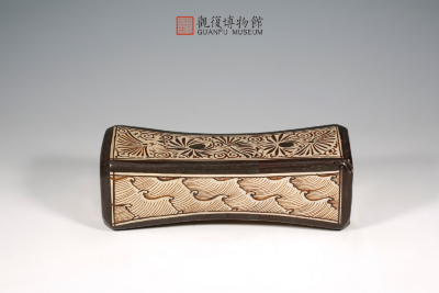 南宋 吉州窑花卉海浪纹银锭形枕观复博物馆 藏