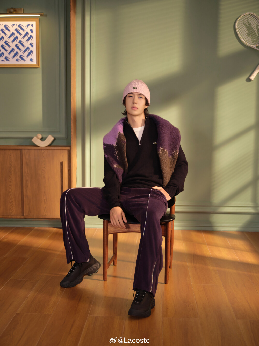 Lacoste：
#鳄鱼频道#
又暖又柔软
@UNIQ-王一博 的暖暖冬日造型 ，柔软针织与紫色氛围，让冬天多一点温度，也多一份松弛。
#LACOSTE2025秋冬系列# #LACOSTE品牌全球代言人王一博# ​​​