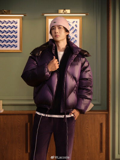 Lacoste：
#鳄鱼频道#
又暖又柔软
@UNIQ-王一博 的暖暖冬日造型 ，柔软针织与紫色氛围，让冬天多一点温度，也多一份松弛。
#LACOSTE2025秋冬系列# #LACOSTE品牌全球代言人王一博# ​​​