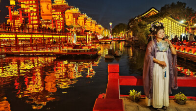 怀古：唐山河头老街河道北花灯建筑拍照