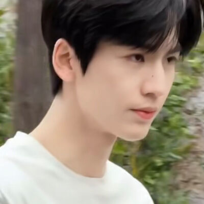 你在左边我紧靠右