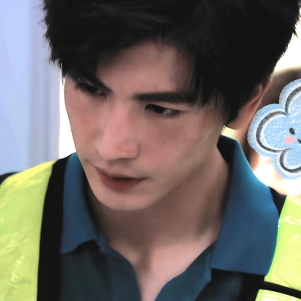 你在左边我紧靠右