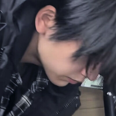 你在左边我紧靠右