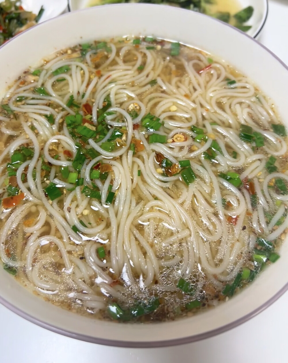 汤粉：起锅烧油，然后油热加盐，蒜末，葱末爆香，再加入适量的清水，煮开下焯好水的粉丝，再煮开后，加葱花，酱油，适量辣椒粉。就好了。
拌粉：
炒好水的粉丝，加入葱油，葱花，炒香的白芝麻，生抽，老抽搅拌均匀即可，拌粉不用加盐了，生抽老抽都有含盐，再加就会咸了。
忘了一点，我说的教程都是焯好水的，粉丝最先要焯水哈。焯水煮到能用指甲轻松掐断就可以，然后捞起来用水冲净，不会黏糊糊的。