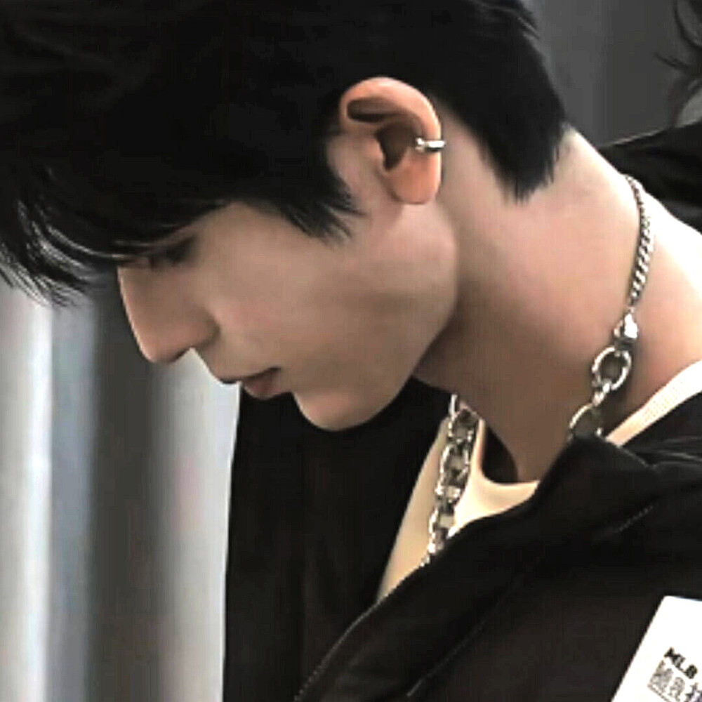 你在左边我紧靠右