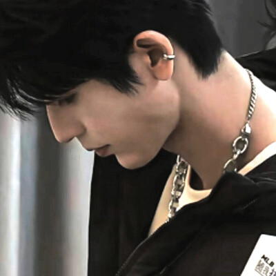 你在左边我紧靠右