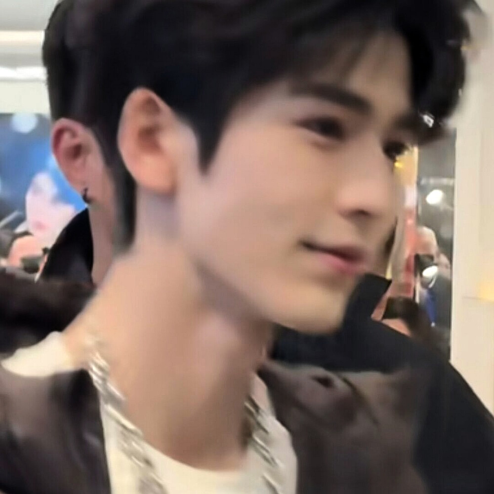 你在左边我紧靠右