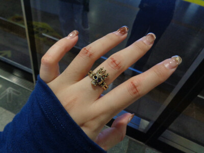 她问我银行账号，我知道她想干嘛，所以我不作回应，我的失误不想让爱我的人买单，在派出所我可以和所有工作人员嘻嘻笑笑，可我怕见到她的时候就觉得很委屈眼眶发热，我把“她”的每一句话反复阅读反复思考我为什么会…