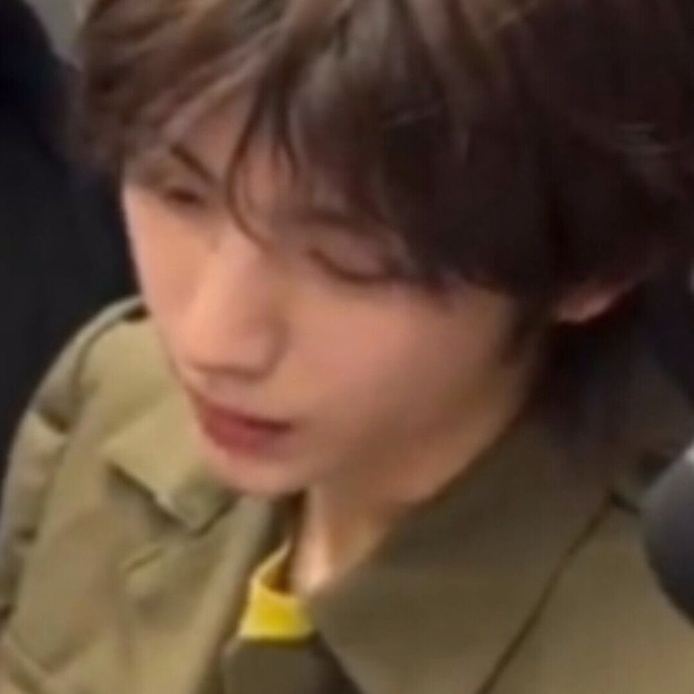 我得吃不到妞猪你知道吧，我直接下着雨，露着腹肌，打两小时篮球 ​​​