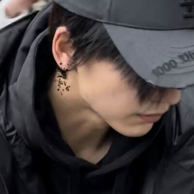 你在左边我紧靠右