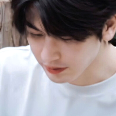 你在左边我紧靠右