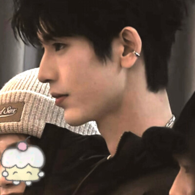 你在左边我紧靠右