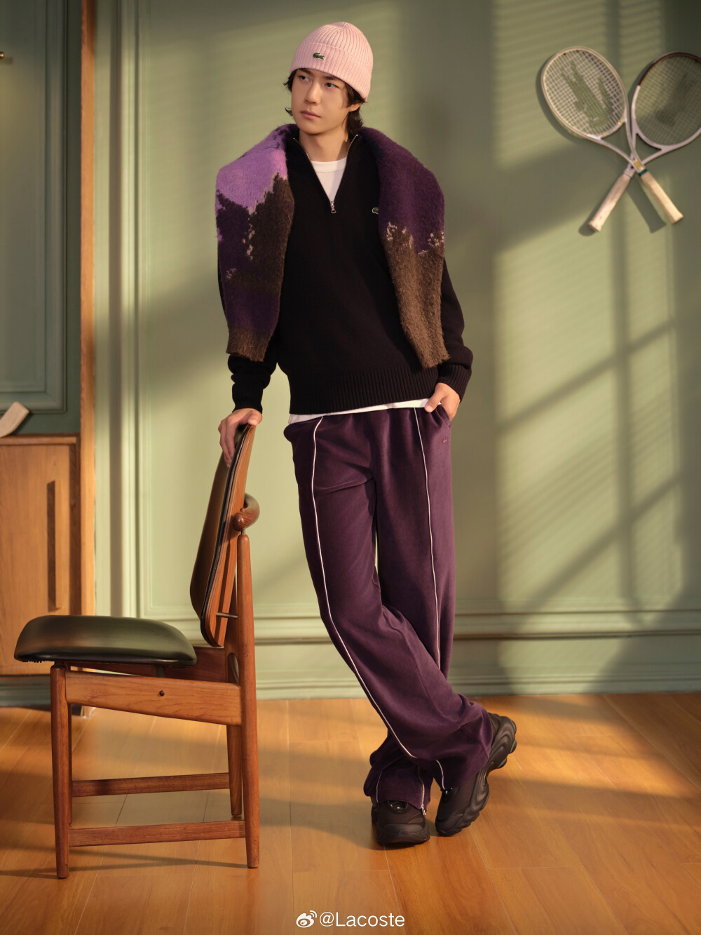 Lacoste：
#鳄鱼频道#
又暖又柔软
@UNIQ-王一博 的暖暖冬日造型 ，柔软针织与紫色氛围，让冬天多一点温度，也多一份松弛。
#LACOSTE2025秋冬系列# #LACOSTE品牌全球代言人王一博# ​​​