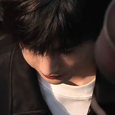 你在左边我紧靠右