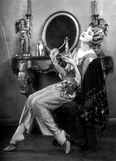 1921年，香奈儿香水N°5号发布