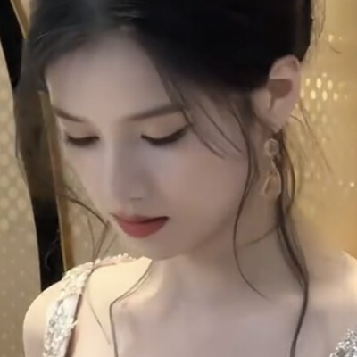 我不知道你身上的味道 我没有握过你的手 我没有感受过你怀抱的温度 我只记得凌晨三点的梦里你看着我笑