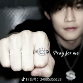 @慧慧控511：如果你也听周杰伦
《明明就》是《晴天》可为什么还会下雨《明明就》《说了再见》可我还是不会想起《蒲公英的约定》《明明就》答应《说好不哭》可看到火红的《枫》还是《我落泪情绪零碎》……当我站在《…